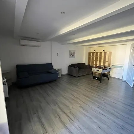 Grand - 2 A 6 Places * Lunel (Herault)